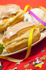 Berliner mit Luftschlangen und Konfetti