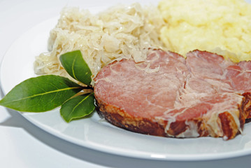 Kassler mit Sauerkraut und Kartoffelbrei