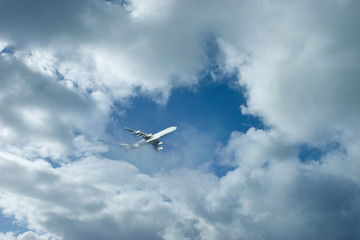 Fototapeta na wymiar avion voyage transport liberté aérien nuage trou vol