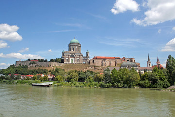 Fototapeta na wymiar Esztergom (Węgry), Bazylika i zamek z łodzi