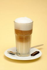 Latte Macchiato servieren