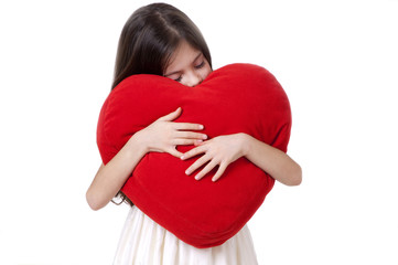 bambina con cuore davanti  orizzontale