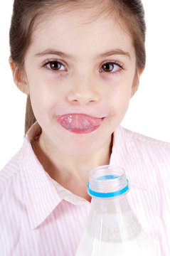 bambina che si lecca le labbra