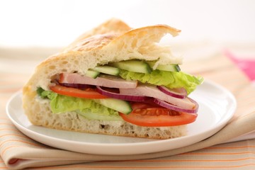 Flatbread sandwich with ham and vegetables