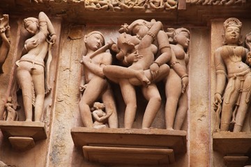 bas relief érotique khajuraho