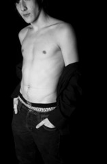 torse de jeune homme en noir et blanc