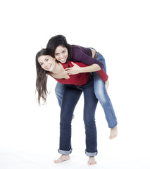 deux jeunes femmes souriante porter aider