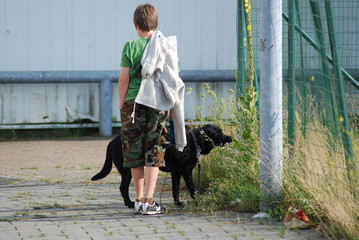 Kind und Hund