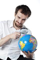 homme explorer  terre sous la loupe