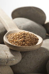 graines de sésame cuillère en bois galets zen