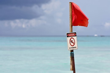 drapeau rouge interdisant la baignade - 19476488