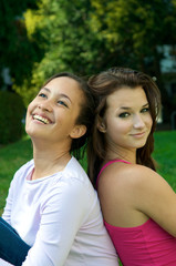 Naklejka premium Teenager friends smiling back to back