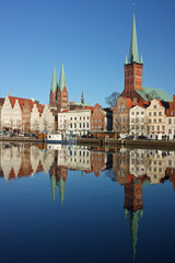 Obraz premium Altstadt von Lübeck mit Marienkirche (links) und Petrikirche