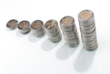 Münzgeld Stapel mit weißem Hintergrund