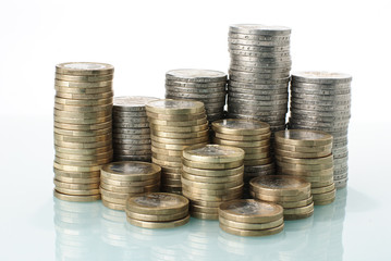 Münzgeld Stapel mit weißem Hintergrund