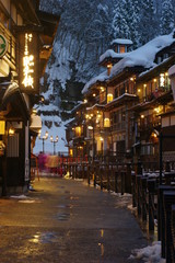 冬の夜の温泉街