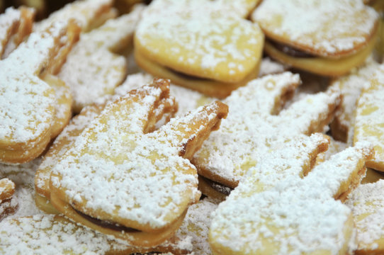 Der K&ouml;lner Dom als gef&uuml;lltes Nougat-Pl&auml;tzchen mit Puderzucker