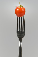 Tomate aufgegabelt