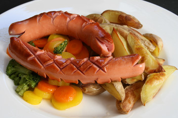 Gegrillte Wurst mit Gemüse und Kartoffeln