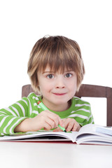 kleiner junge beim malen