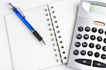 Taschenrechner mit Notizblock und Stift