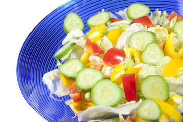 GEMISCHTER SALAT MIT GURKEN UND PAPRIKA IN SCHÜSSEL
