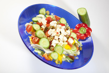 leckerer SALAT MIT GURKEN, OLIVEN UND PAPRIKA
