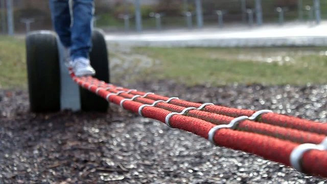 F&uuml;&szlig;e auf Seil laufend