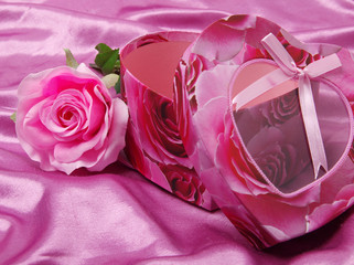 Dose mit Rose auf Satin