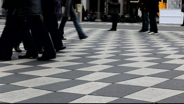 gente che passeggia in citt&agrave;