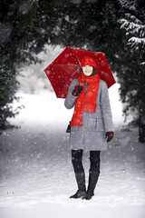 Junge Frau bei Schnee im Park