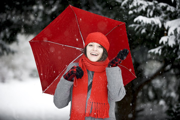 Junge Frau im Schnee