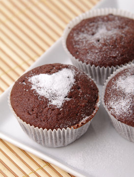 Muffin mit Herz aus Puderzucker
