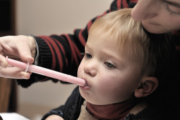 enfant malade prend son medicament