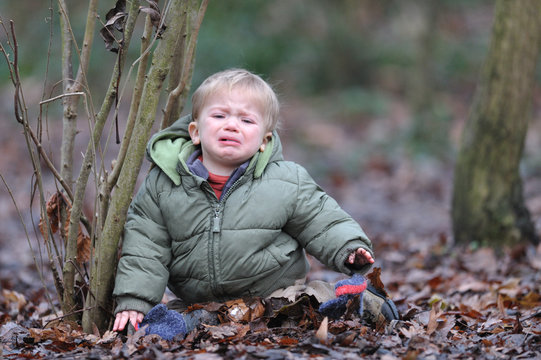 Enfant Chute Et Pleur Dans La Foret