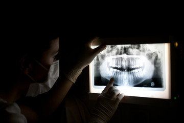 Zahnärztin betrachtet Röntgenbild
