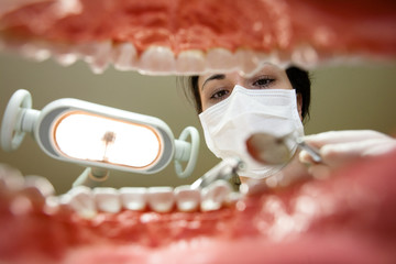 Zahnärztin Untersuchung intraoral