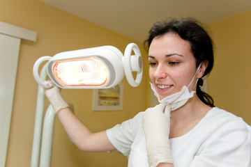 Zahnarzthelferin lächelt