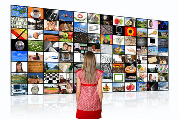 Ragazza guarda televisioni © Marco Scisetti