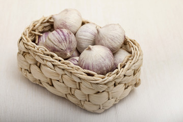 Roter Knoblauch im Körbchen