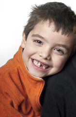 Lachendes Kind mit Zahnlücke