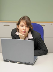 Junge Frau im Büro, unmotiviert