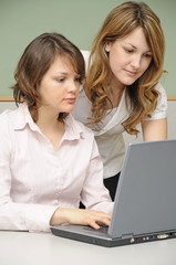 Junge Frauen im Büro