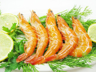 boiled shrimps with lemon slices and parsley