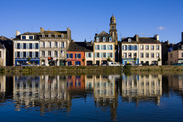 Fototapeta na wymiar view of the city of landerneau