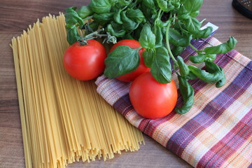 Spaghetti Tomaten und Basilikum