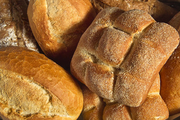 Verschiedene Brötchensorten in einem Korb