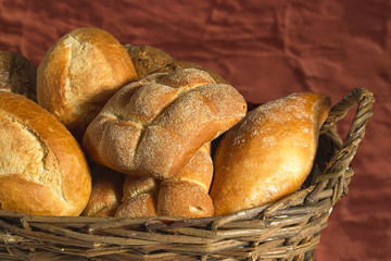 Verschiedene Brötchensorten in einem Korb
