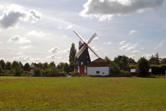Moulin dans un champ en Scandinavie