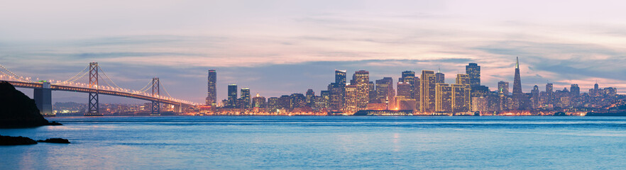 Hoge resolutie panorama van San Francisco Skyline en Bay Bridge